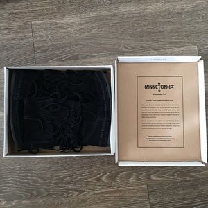 BLACK STYLISH WINTER BOOTS MINNETONKA